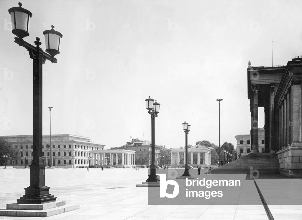Koenigsplatz with State gallery and Fuehrerbau, 1936 (b/w photo)
