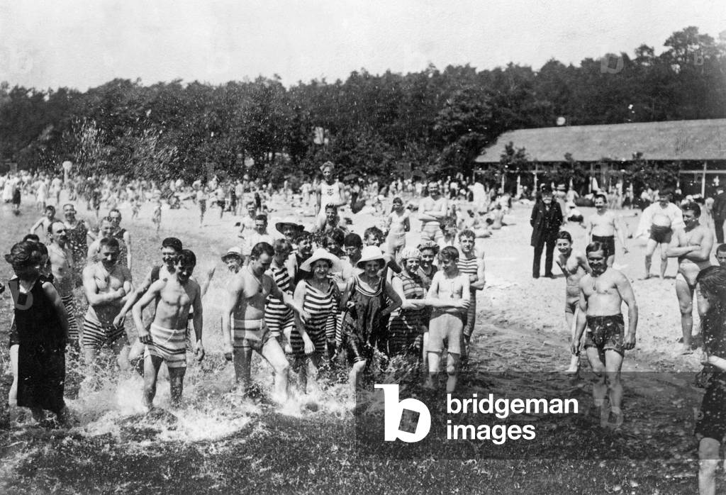 Bathers in the outdoor swimming pool Mueggelsee in Berlin, 1917