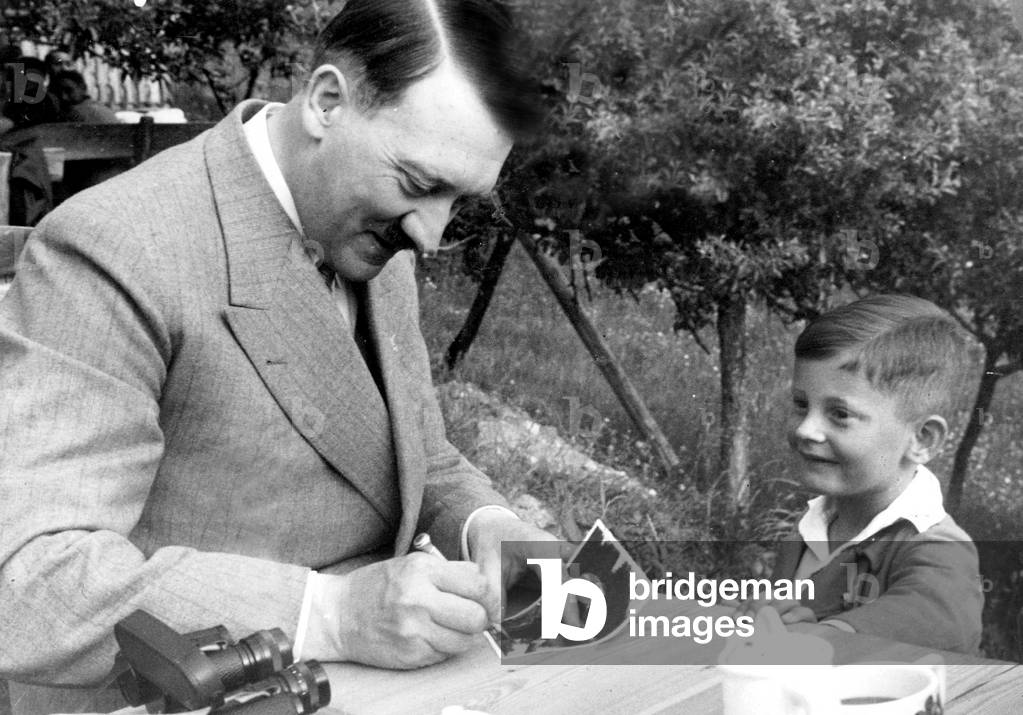 Adolf Hitler gives an autograph (b/w photo)
