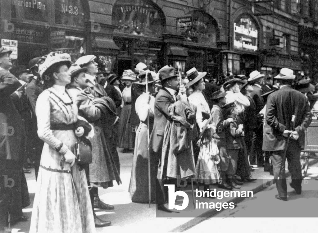 Public life, 1910 (b/w photo)