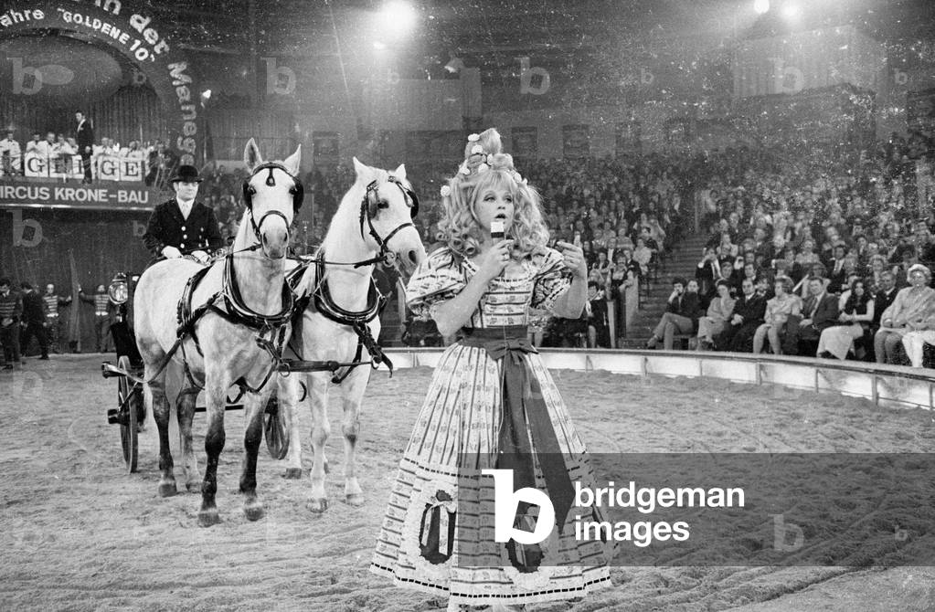 Marianne Mendt performing at Circus Krone, 1970 (b/w photo)