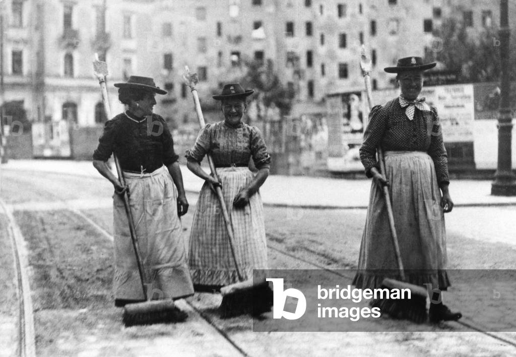 Street cleaners in Munich, 1906 (b/w photo)