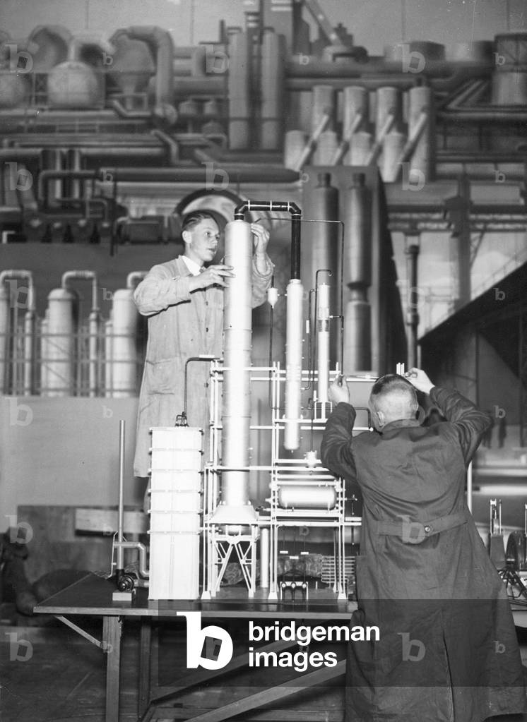 Model of a hydrogenation plant. (b/w photo)