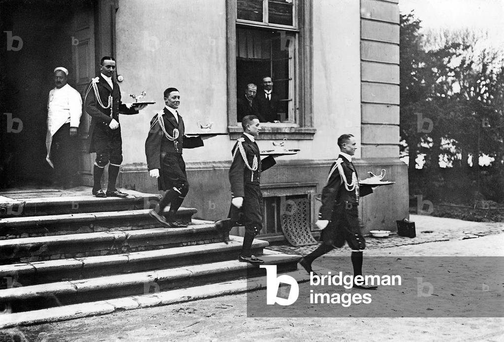 Servant serves in the garden of the castle Neuwied (1914). (b/w photo)