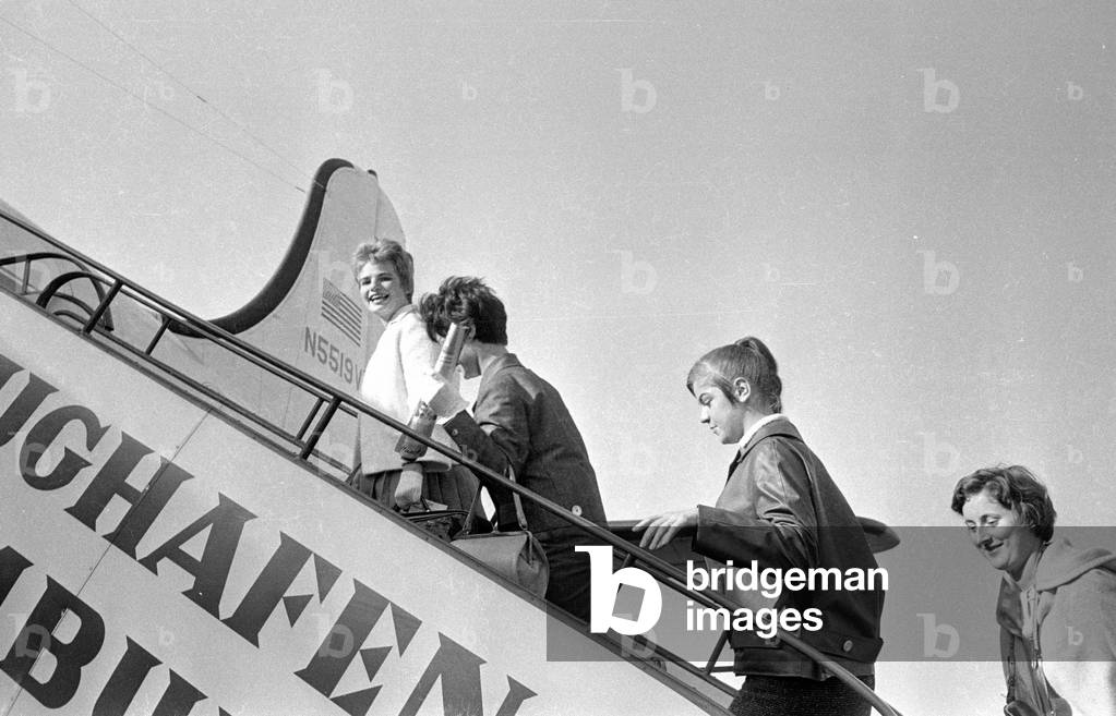 Young German women emigrate to Australia, 1959 (b/w photo)