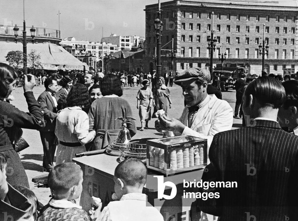 Ice cream vendor in Barcelona (b/w photo)