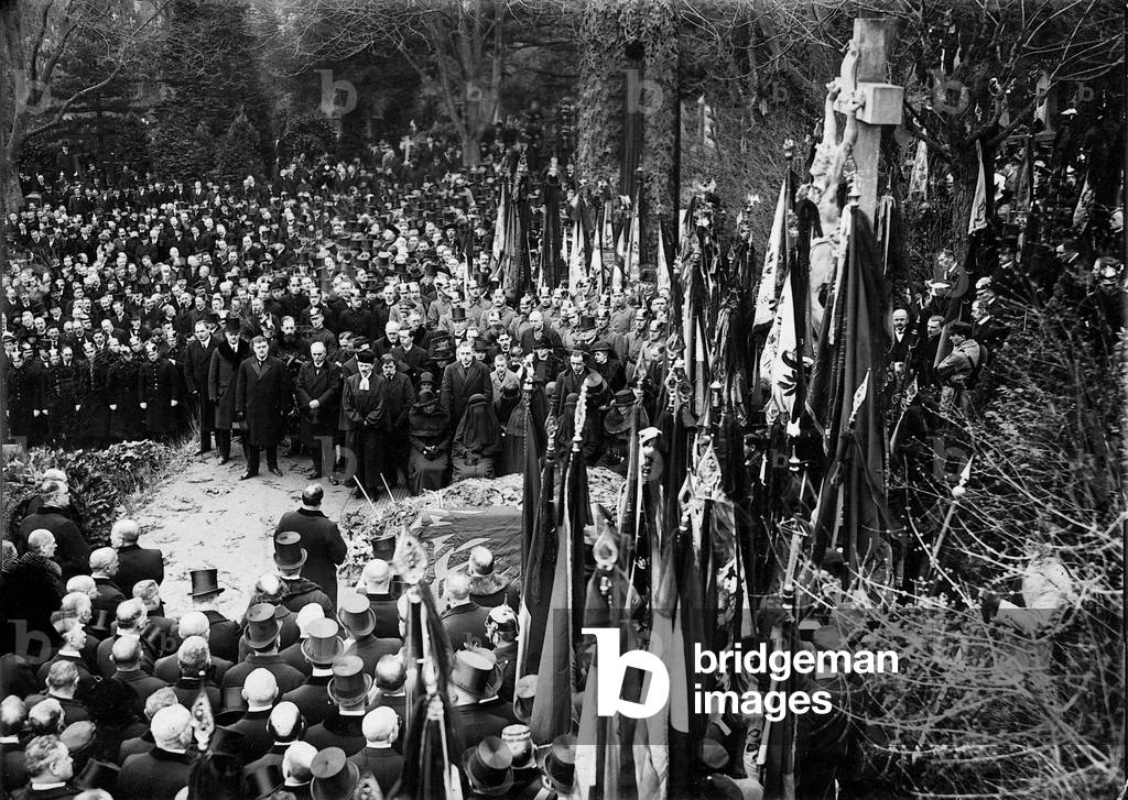 Funeral of Friedrich Ebert in the cemetery in Heidelberg, 1925 (b/w photo)