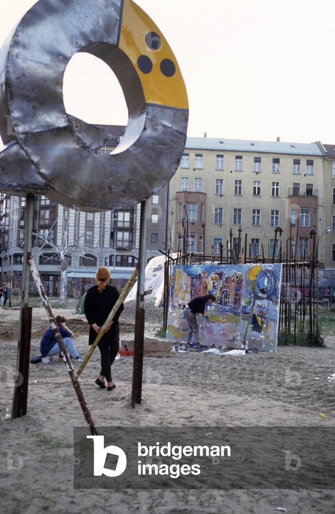 Besucher beobachten einen Maler bei der Arbeit auf dem Hof des Kunst- und Kulturhauses Tacheles in der Oranienburger Strasse (photo)