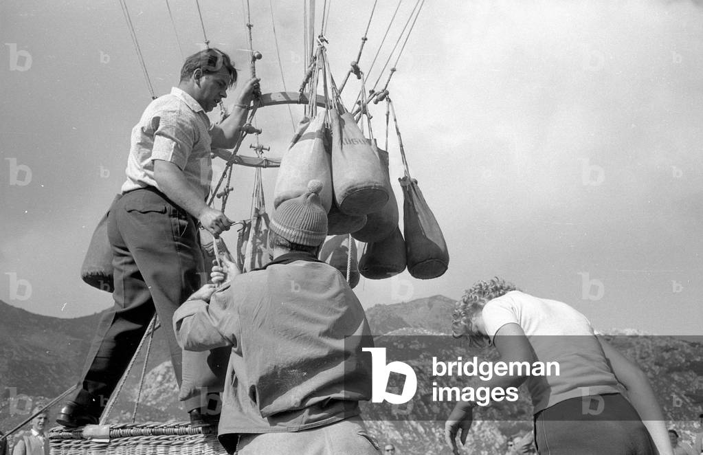 Preparations for the launch of a hot air balloon, 1959 (b/w photo)