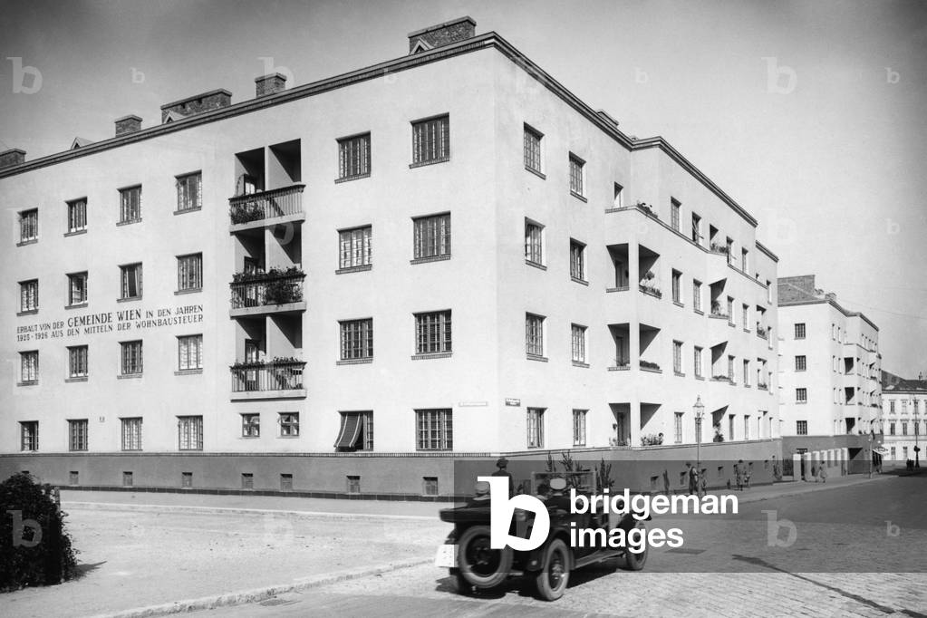The Gemeindebau (municipal tenement complex) Pestalozzi-Hof in Vienna, 1932 (b/w photo)
