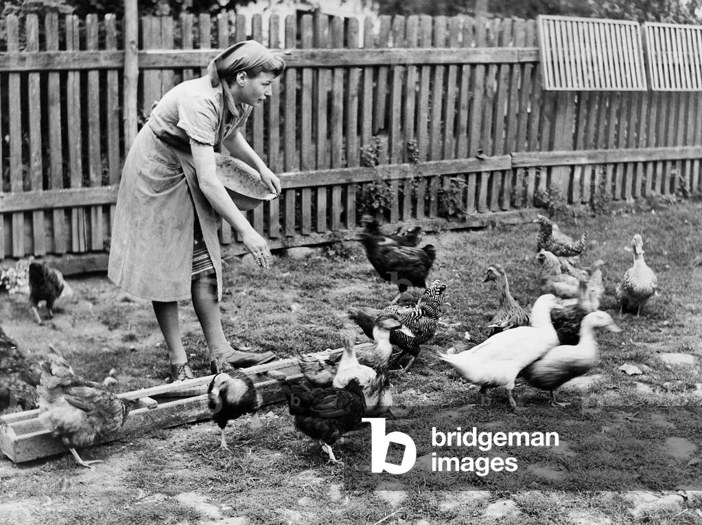 Everyday life in the BDM-Land Service camp of the Hitler Youth in Warthegau, 1941 (b/w photo)