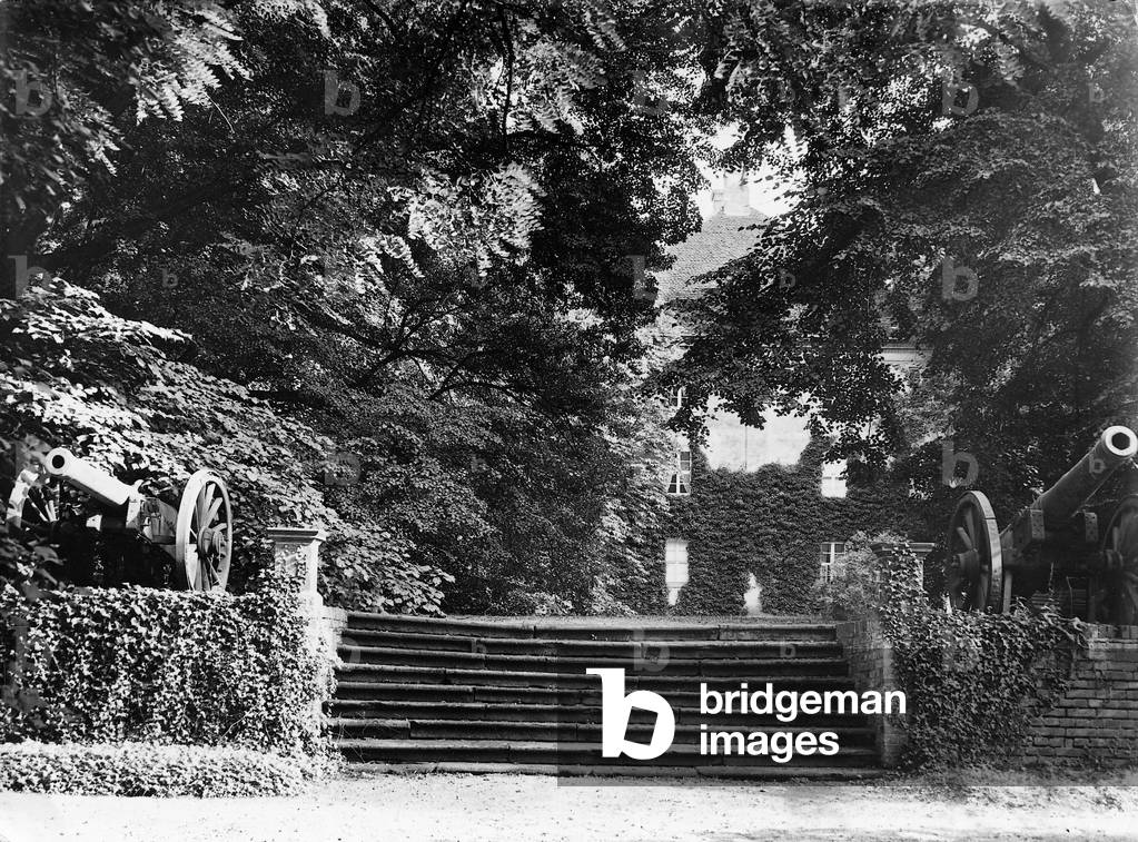 Garden terrace at the palace in Schoenhausen, 1933 (b/w photo)