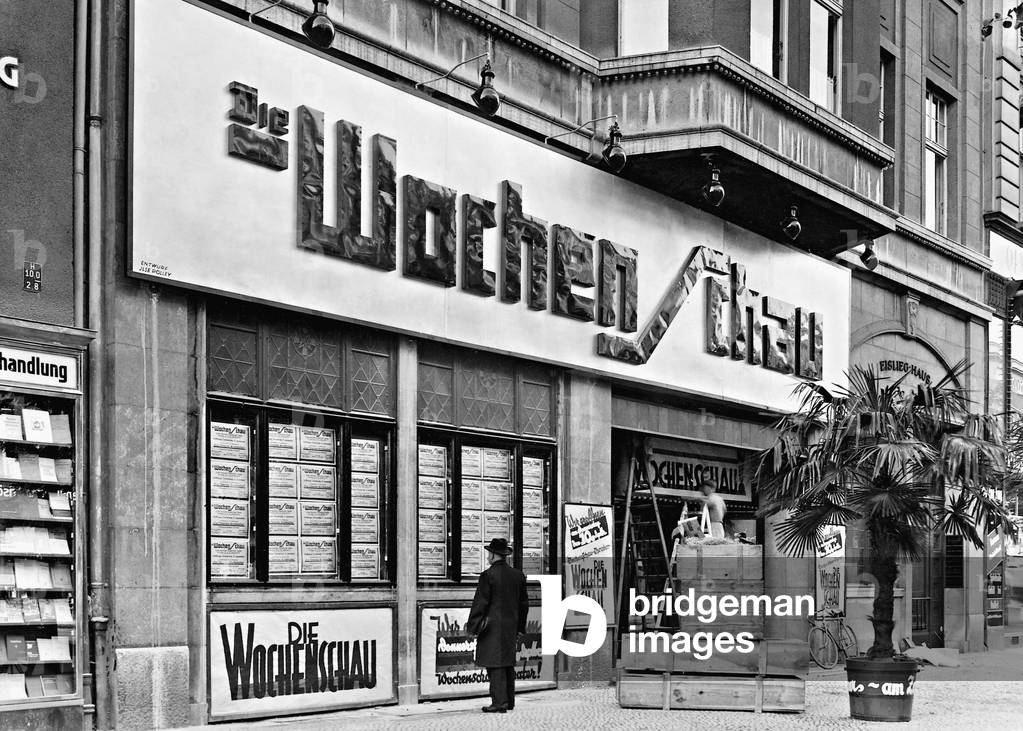 The cinema 'Die Wochenschau' in Berlin, 1931 (b/w photo)