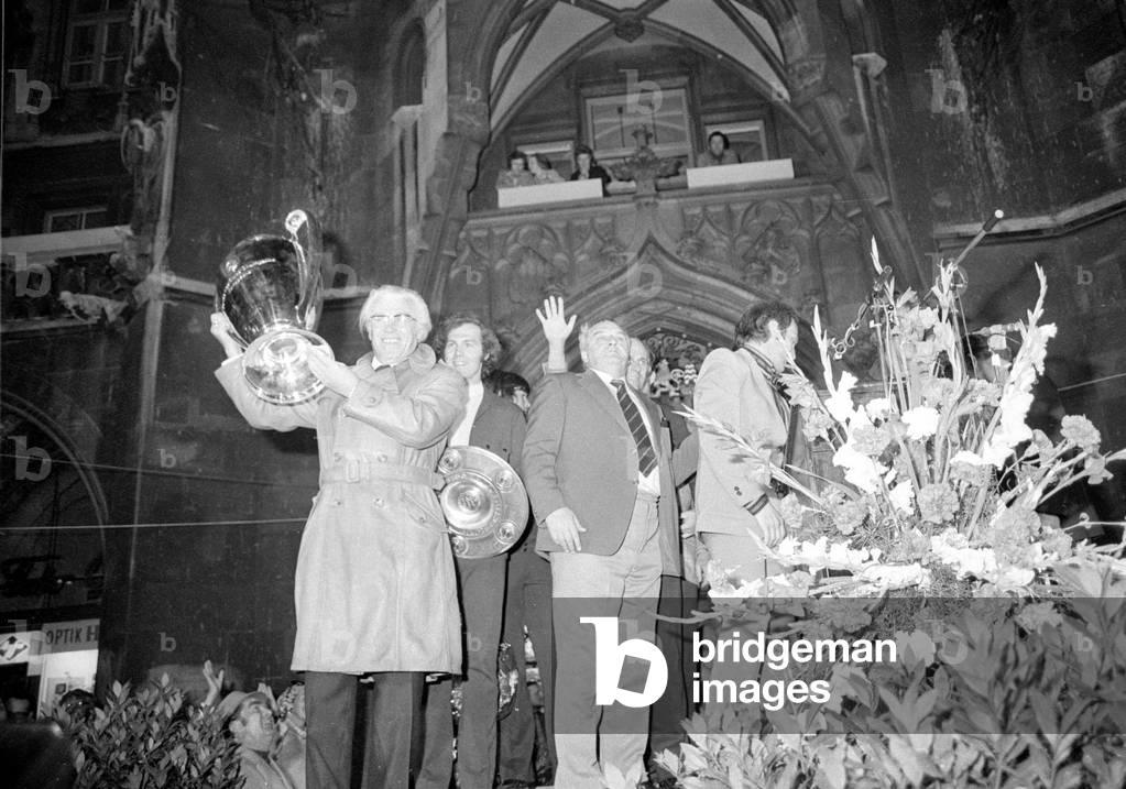Wilhelm Neudecker and Franz Beckenbauer at the celebration of FC Bayern on Marienplatz, 1974 (b/w photo)