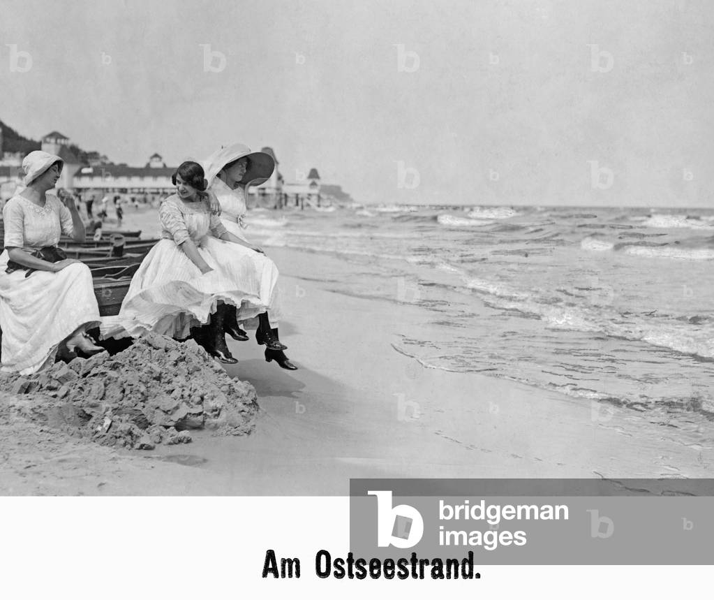 Women at the East Sea beach, 1919