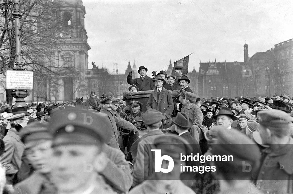 Dr. Pfeiffer from the Christian People's Party speaks in front of the Berliner Cathedral, 1919 (b/w photo)