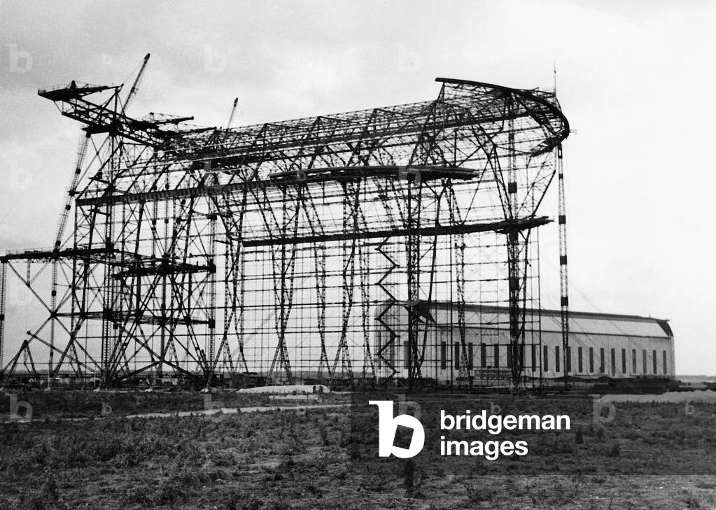 Construction of the 2nd Hangar on the Rhein-Main Airport in Frankfurt (b/w photo)