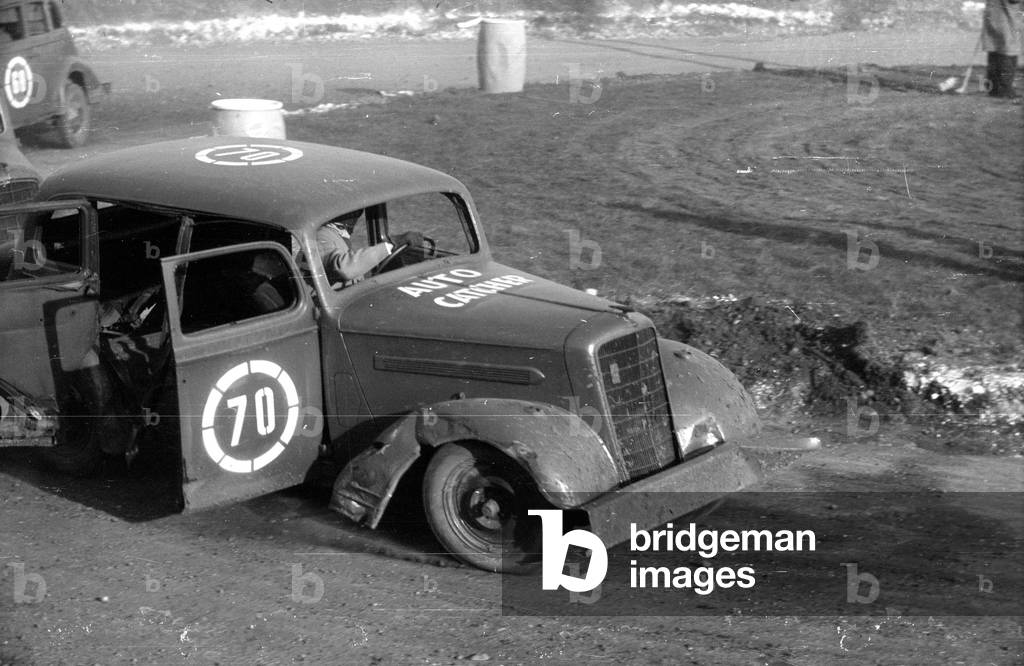 Racing scene from a stock car race on the Amor-Bahn in Munich, 1954 (b/w photo)