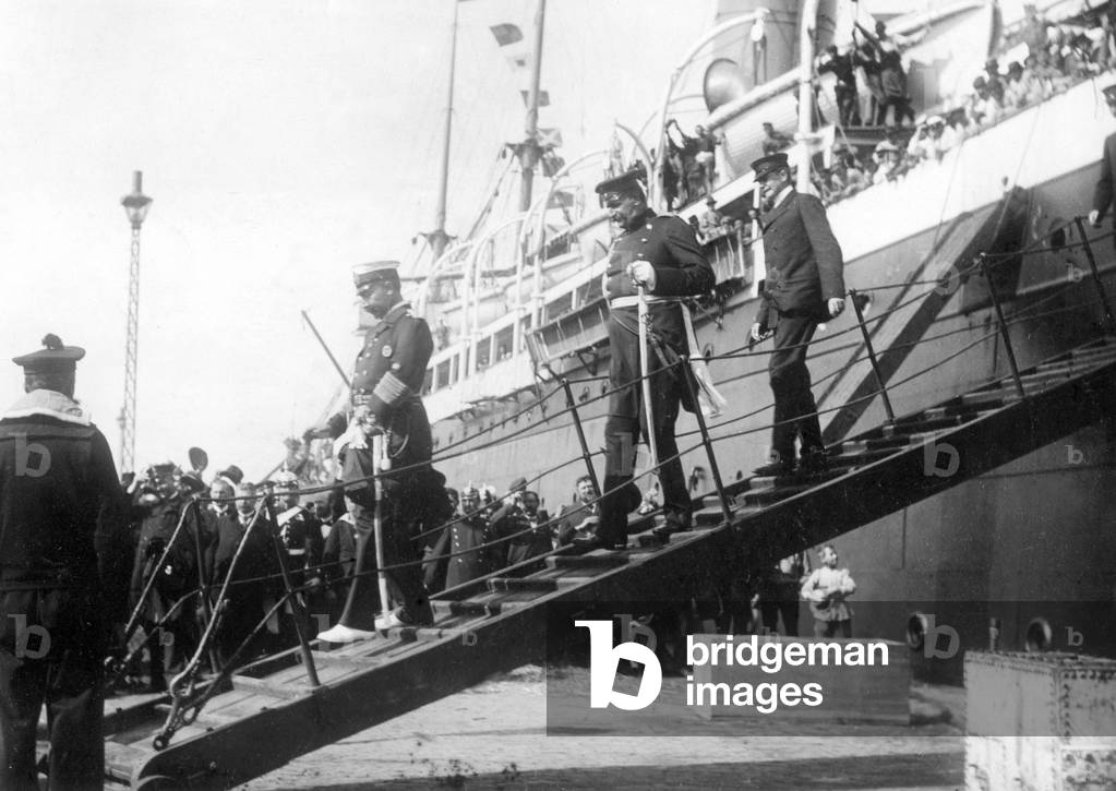 Emperor William II leaves a steamer, Bremerhaven, 1900