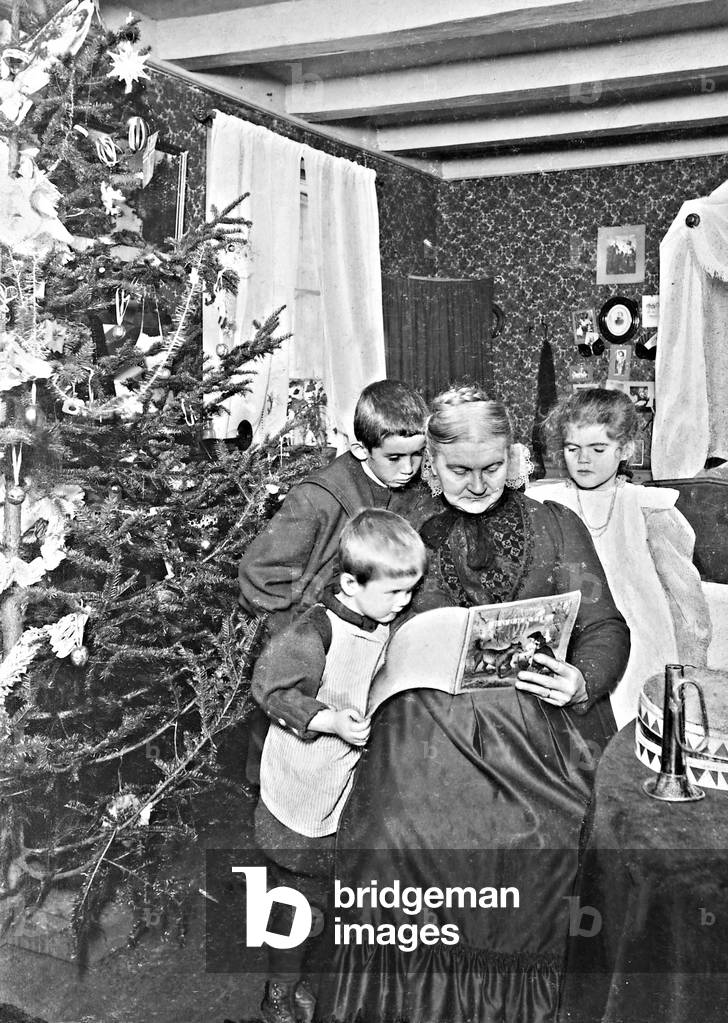 Under the Christmas tree, 1910 (b/w photo)