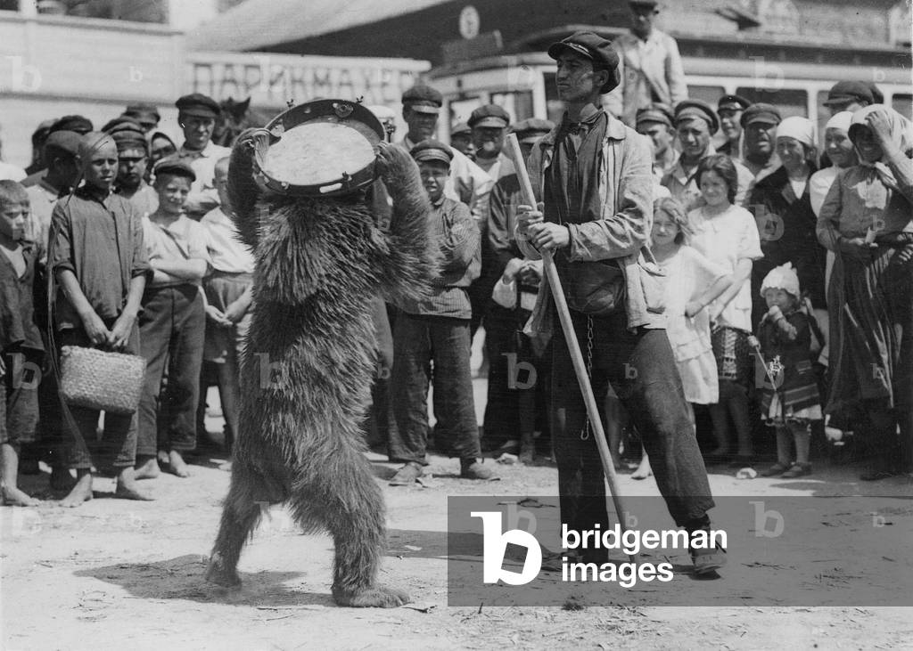 Bear trainer in Pokrovsk, 1928 (b/w photo)