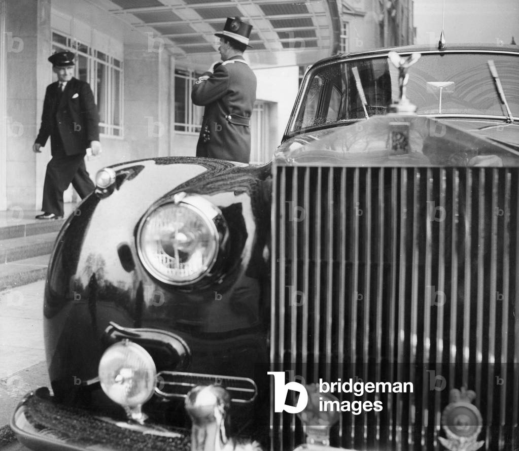 A chauffeur and a Rolls-Royce in England (undated recording), 1960 (b/w photo)