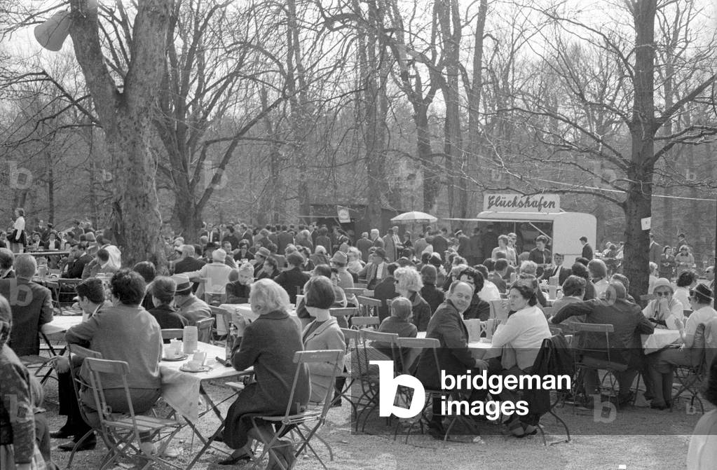 The Waldwirtschaft Großhesselohe tavern, 1965 (b/w photo)