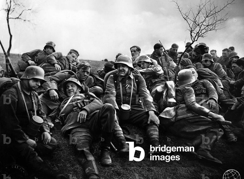 Retreat to the Hindenburg line, 1918 (b/w photo)