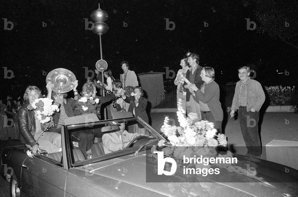 Rainer Zobel, Conny Torstensson and Johnny Hansen at the celebration of FC Bayern on Marienplatz, 1974 (b/w photo)
