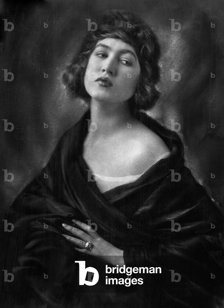Portrait of a woman, 1922 (b/w photo)