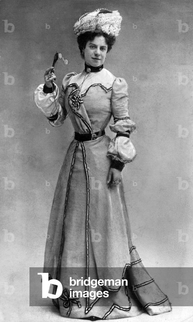 Women's fashion from the time around 1902 (b/w photo)