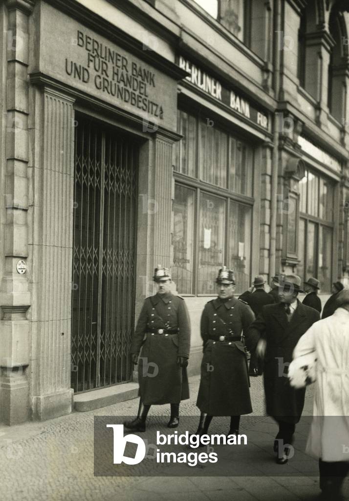 Schutzpolizei in front of the Berlin Bank fuer Handel und Grundbesitz, 1931