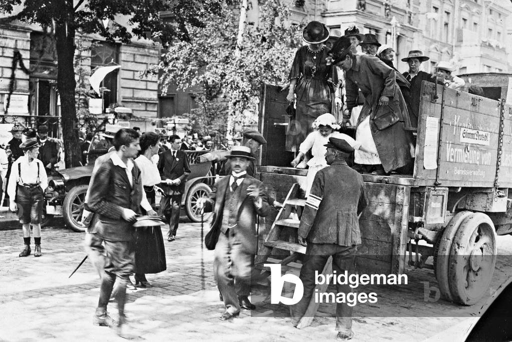 Germans on the way to the referendum in Marienwerder, 1920 (b/w photo)