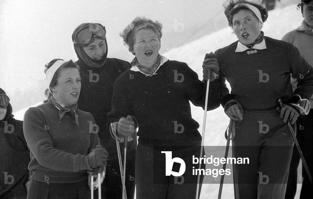 Skiers encourage their team colleagues, 1954 (b/w photo)