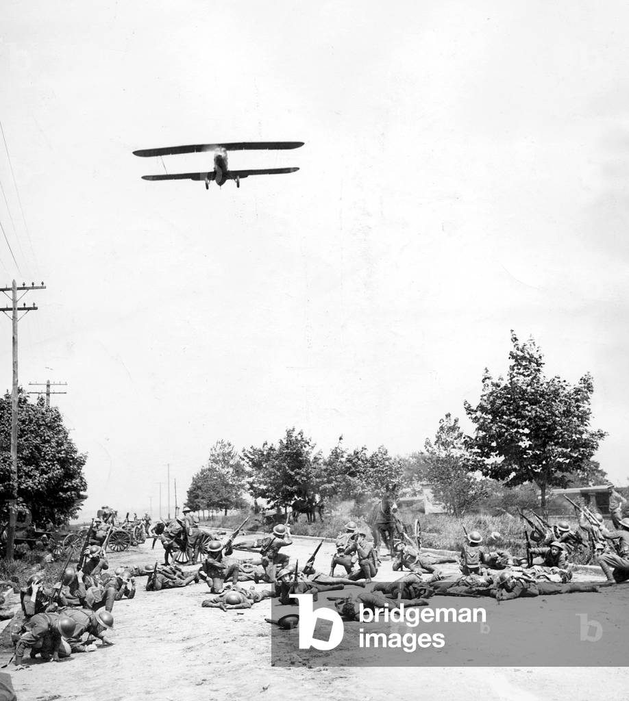 American soldiers during a demonstration of an air attack, 1929 (b/w photo)