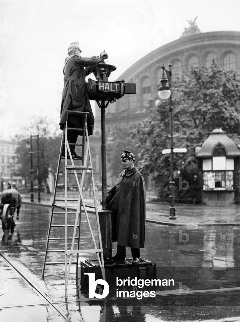 Installation of a traffic light in Berlin, 1931 (b/w photo)