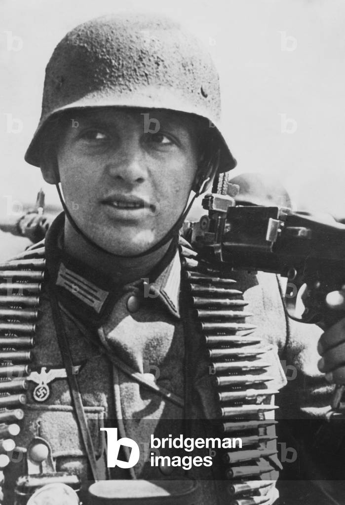 German machine gunner in France, 1940 (b/w photo)