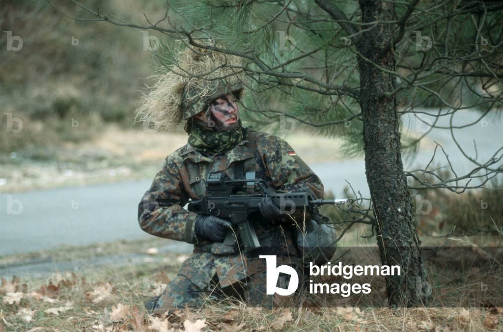 The first female recruits of the German Bundeswehr during training, 2001 (photo)