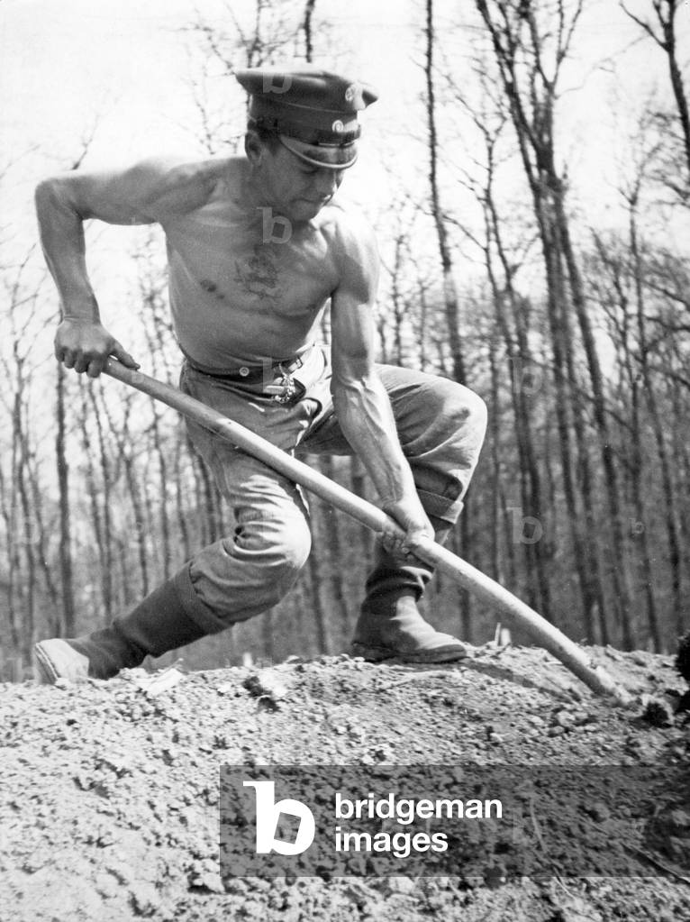 A member of the Freiwilliger Arbeitsdienst (FAD) at work, around the 1930s