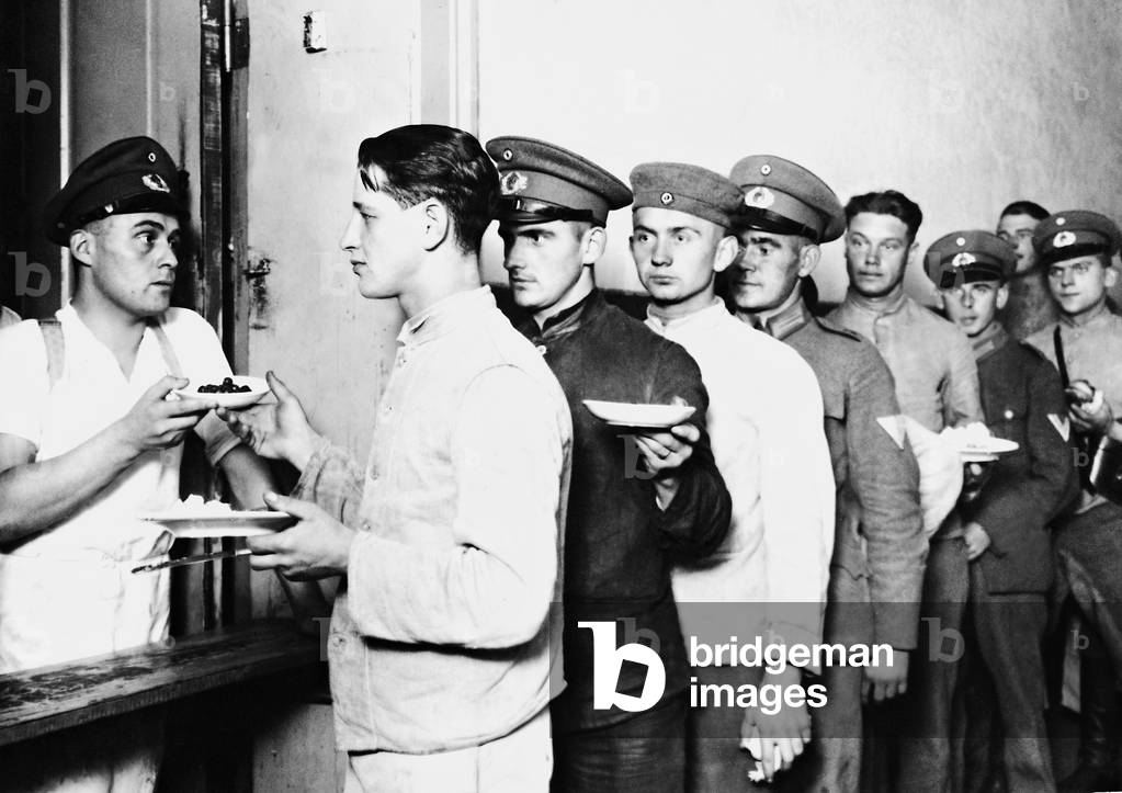 Soldiers of the Reichswehr receive food, 1930 (b/w photo)