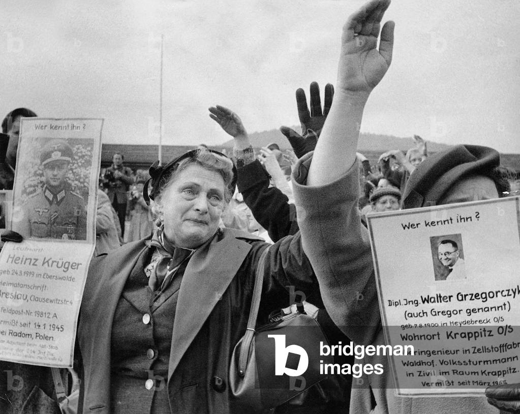Weeping women with search signs in Friedland, 1955 (b/w photo)