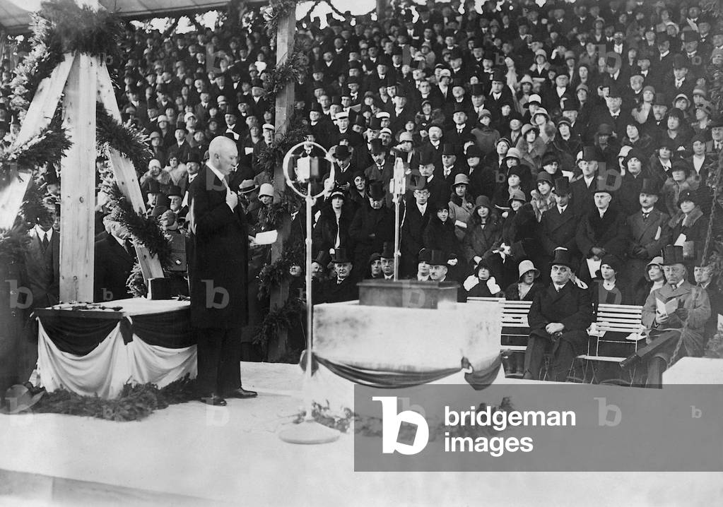 Konrad Adenauer at the cornerstone ceremony for the continuing construction of Cologne University, 1929 (b/w photo)