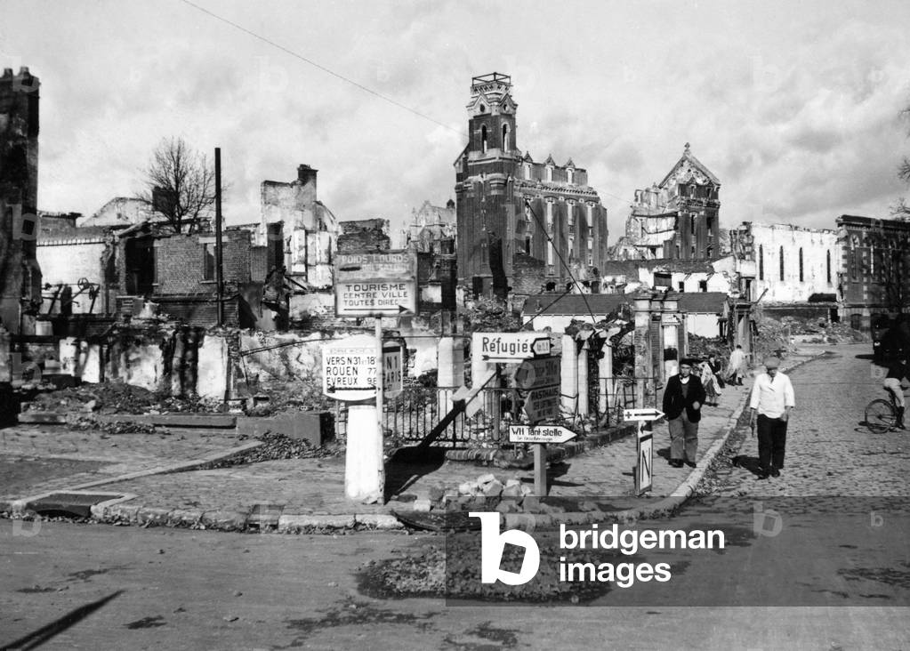 Destroyed city in France, 1940 (b/w photo)
