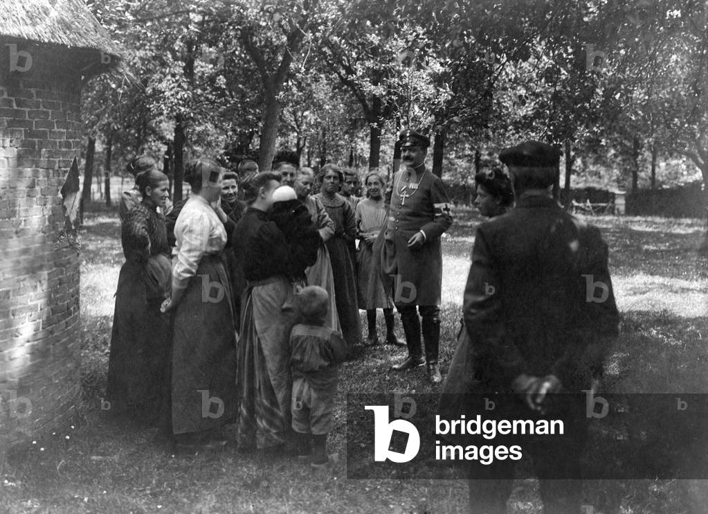 German field preacher in Belgium, 1916 (b/w photo)