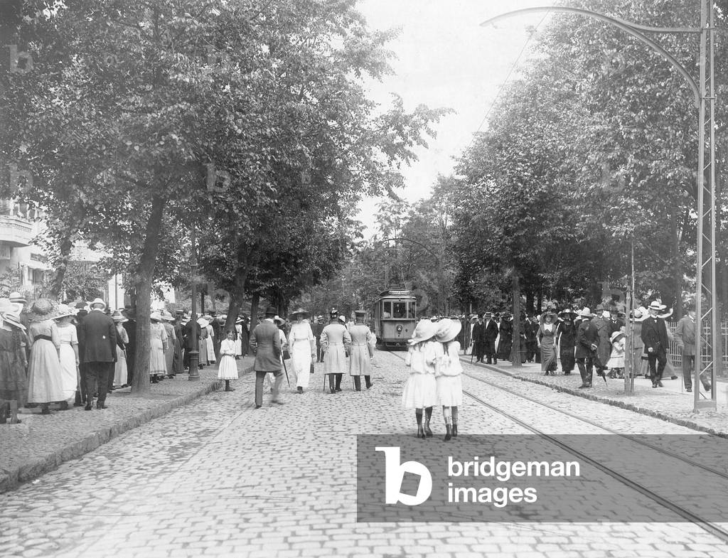 Pedestrians in Allenstein, 1912 (b/w photo)