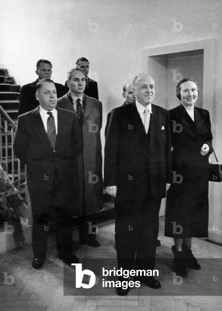 Soviet diplomats introduce themselves to the press in Bonn, 1955 (b/w photo)