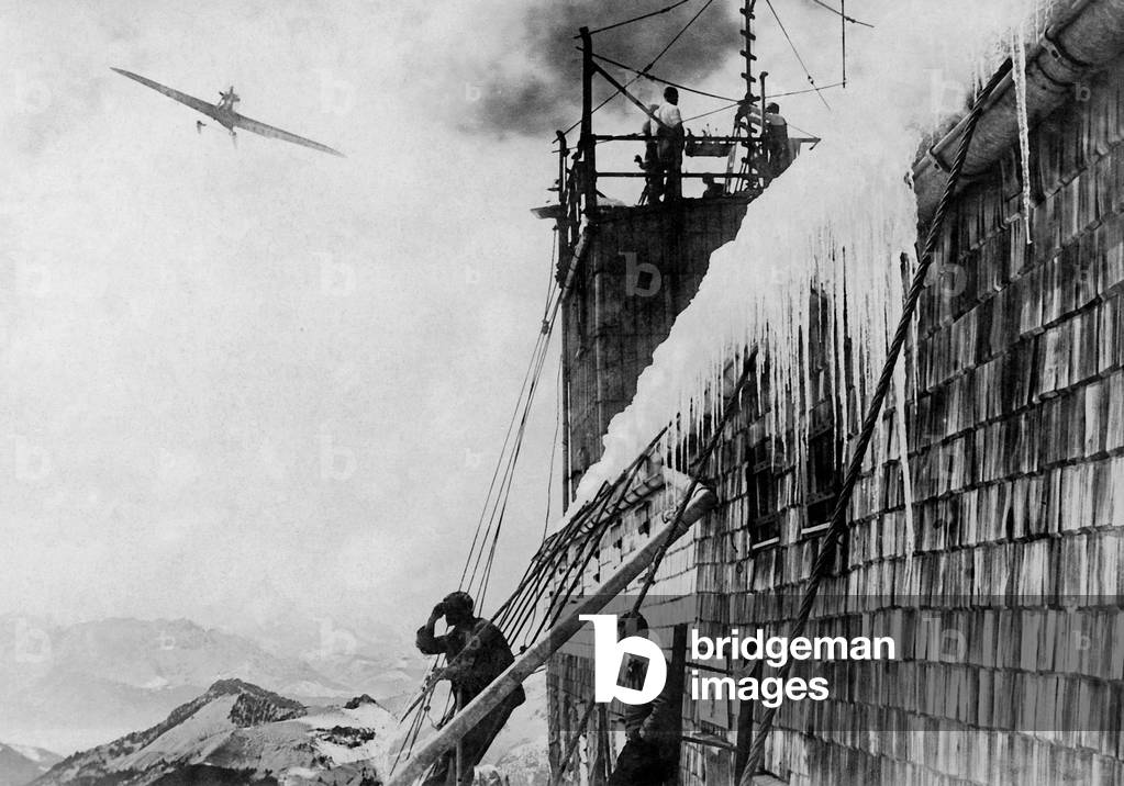 Ernst Udet circles Munich House on Zugspitze, 1925 (b/w photo)