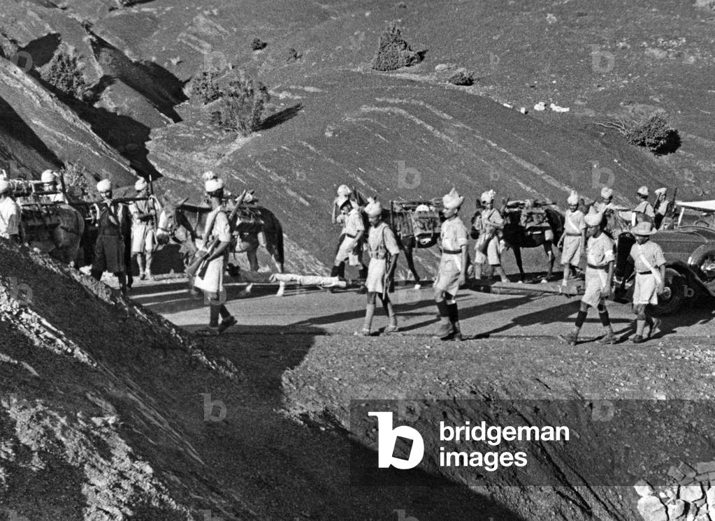 English field artillery at the Indian northwest border, 1937 (b/w photo)