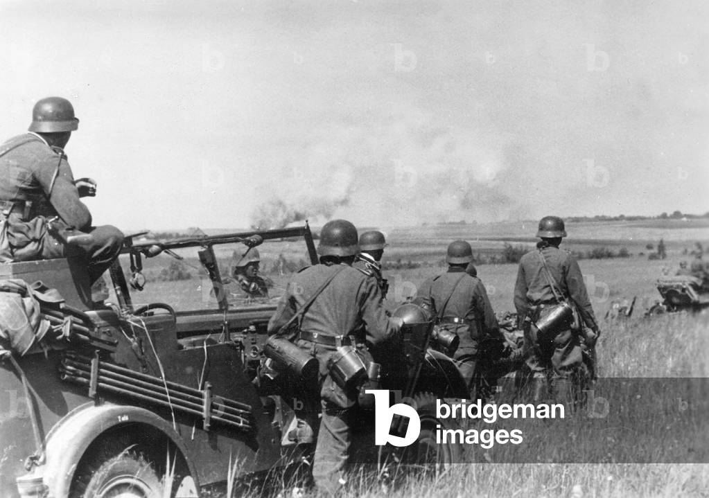 German soldiers fighting in Russia, 1941 (b/w photo)
