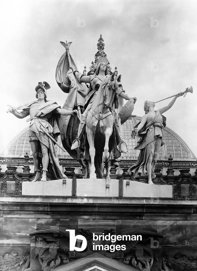 Germania on the Reichstag in Berlin, 1911 (b/w photo)